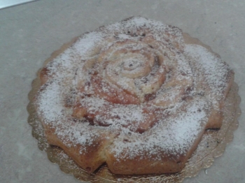 ciambella con yogurt e marmellata fragola e fichi d'india